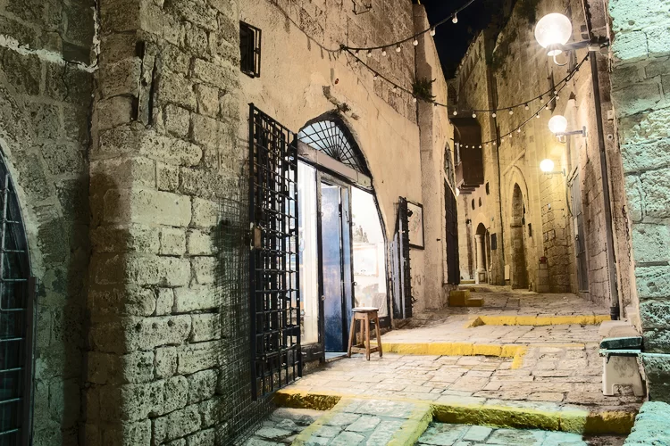 אלימות בת"א: מתפרעים ערבים תקפו ובעטו בראש ישיבת הסדר ביפו