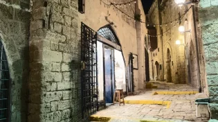 אלימות בת"א: מתפרעים ערבים תקפו ובעטו בראש ישיבת הסדר ביפו