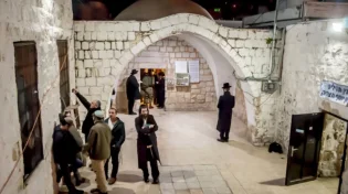 הסוד נחשף: ספר התורה שפולארד הקדיש לקבר יוסף - כולו נקנה מחסכונות של רעייתו שחיכה 12 שנה לרגע המיוחל