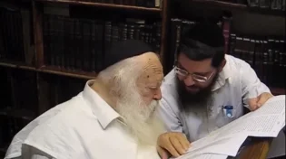 תיעוד נדיר ומרגש: צפו ברב חיים קנייבסקי לומד תורה