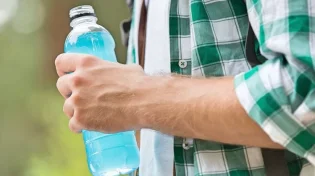 מפחיד: לא תאמינו מה גרמו משקאות האנרגיה לצעיר ששתה אותן
