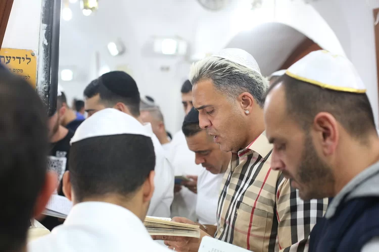 מעוררים תימהון: המנהג של הספרדים בשבת הנוכחית, אחרי מות-קדושים מעוררים תימהון: המנהג של הספרדים בשבת הנוכחית, אחרי מות-קדושים