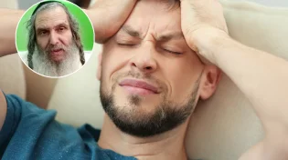 אמר מילה אחת ונעלמו כל הכאבים: הרב שלום ארוש חושף מה קרה ליהודי שסבל שנה וחצי מכאבי ראש