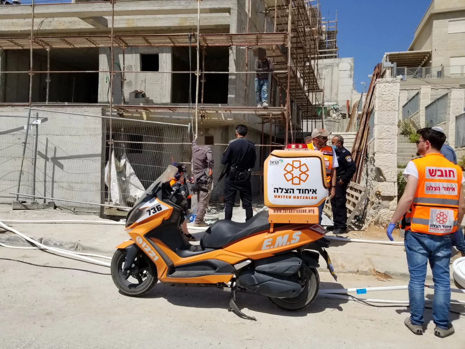 בן 75 נפל מפיגום בבית שמש - מצבו בינוני