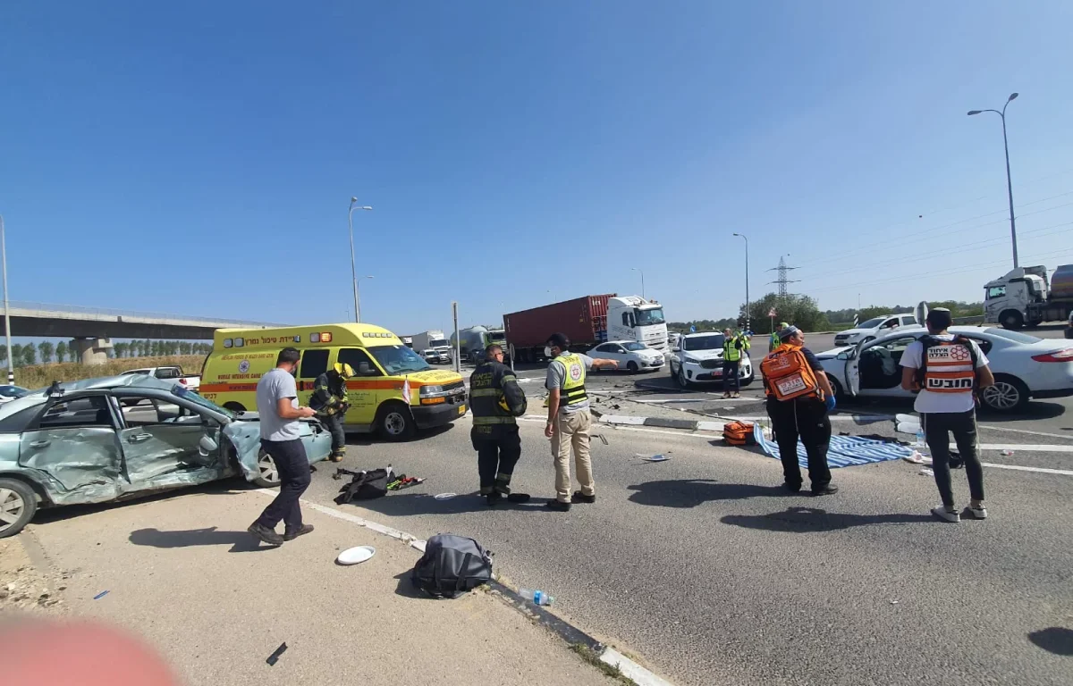 התפללו: פצועה בינוני ופצוע קל בתאונה בכניסה לקיבוץ ארז