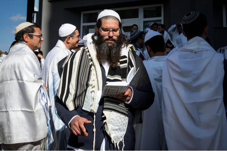 אמן: כל ההלכות והמעלות שבענייה אחרי הברכות