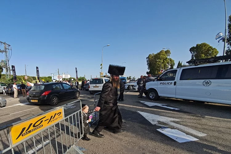 הרבי מקרלין במתקפה נגד פגיעה בשוטרים: "איך אפשר לפגוע ביהודי אחר, מי נותן הצדקה?" הרבי מקרלין במתקפה נגד פגיעה בשוטרים: "איך אפשר לפגוע ביהודי אחר, מי נותן הצדקה?"