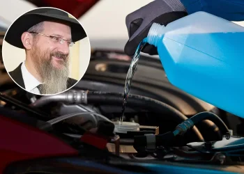 קידמת הטכנולוגיה: רבה של רוסיה בירך על מים מהאוויר שברכב