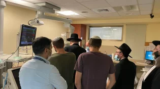הרב הראשי לישראל הגר"ד לאו ביקר את פצועי הפיגוע בצומת תפוח