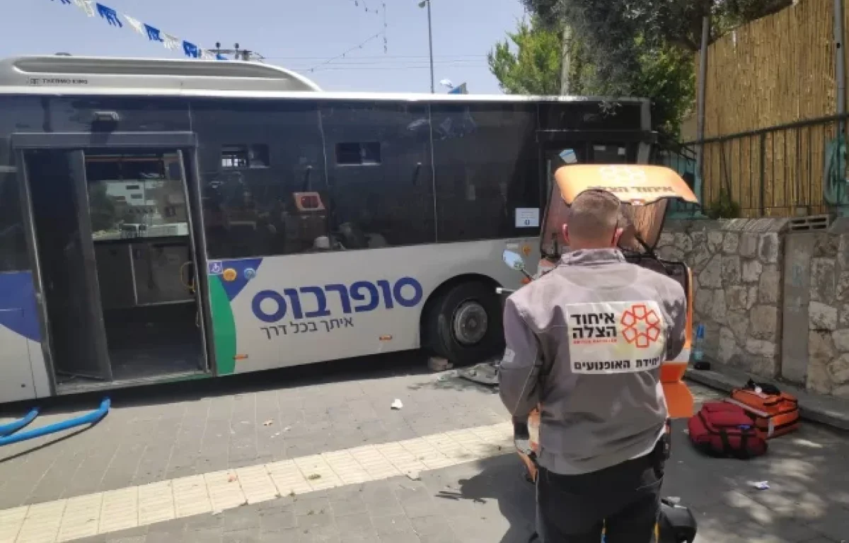 קו אוטובוס המיועד לילדים התנגש בקיר בבית שמש: פצוע בינוני וכ-15 קל