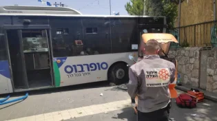 קו אוטובוס המיועד לילדים התנגש בקיר בבית שמש: פצוע בינוני וכ-15 קל