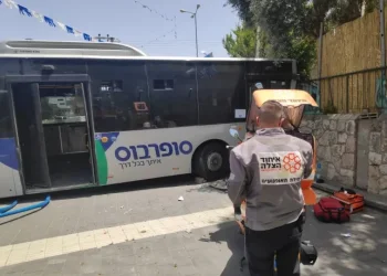 קו אוטובוס המיועד לילדים התנגש בקיר בבית שמש: פצוע בינוני וכ-15 קל