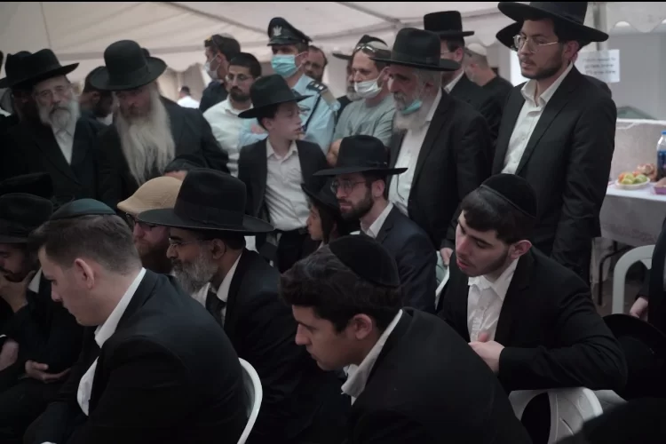 חילוני הגיע לנחם את האבלים בהתרגשות: "כמו מלאך" חילוני הגיע לנחם את האבלים בהתרגשות: "כמו מלאך"