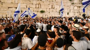 אלפים חגגו הלילה בכותל המערבי והודו לקב"ה על היציאה מהקורונה