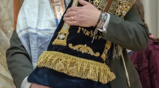 נחשפו שבע ספרי תורה במיקום סודי בכנסייה