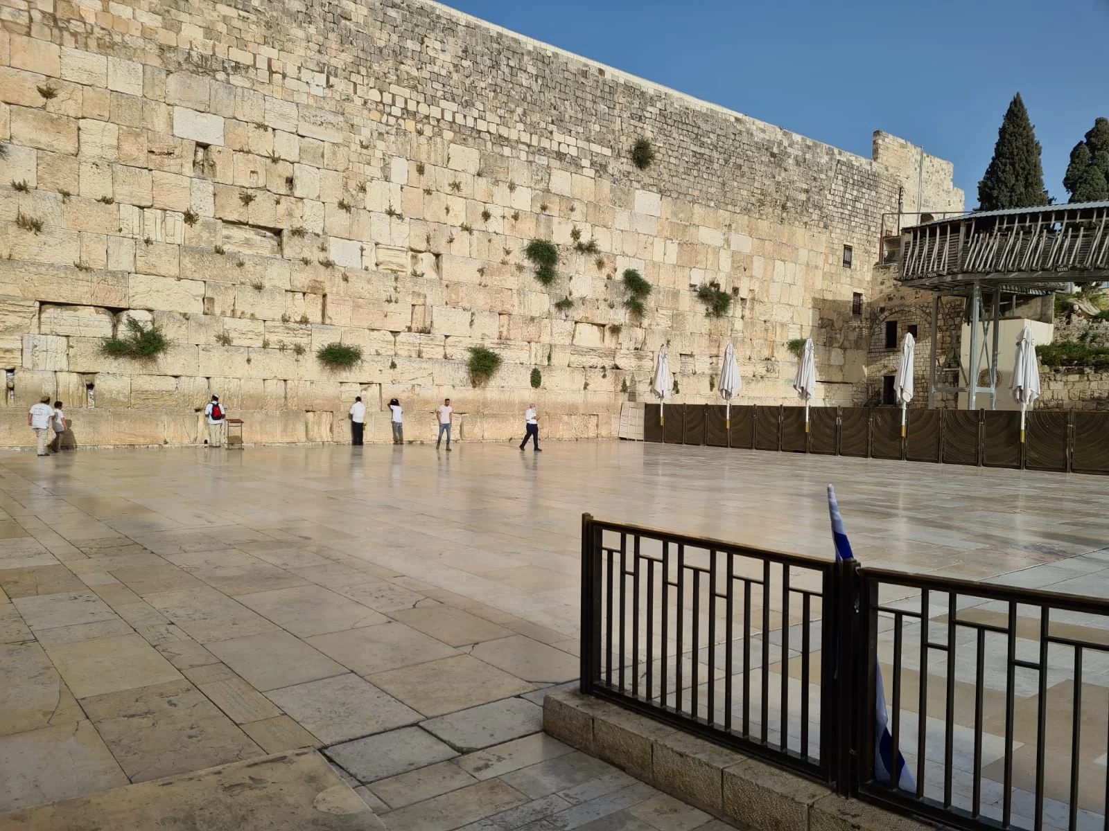 עצוב: רחבת הכותל המערבי ריקה מאדם ביום ירושלים עצוב: רחבת הכותל המערבי ריקה מאדם ביום ירושלים