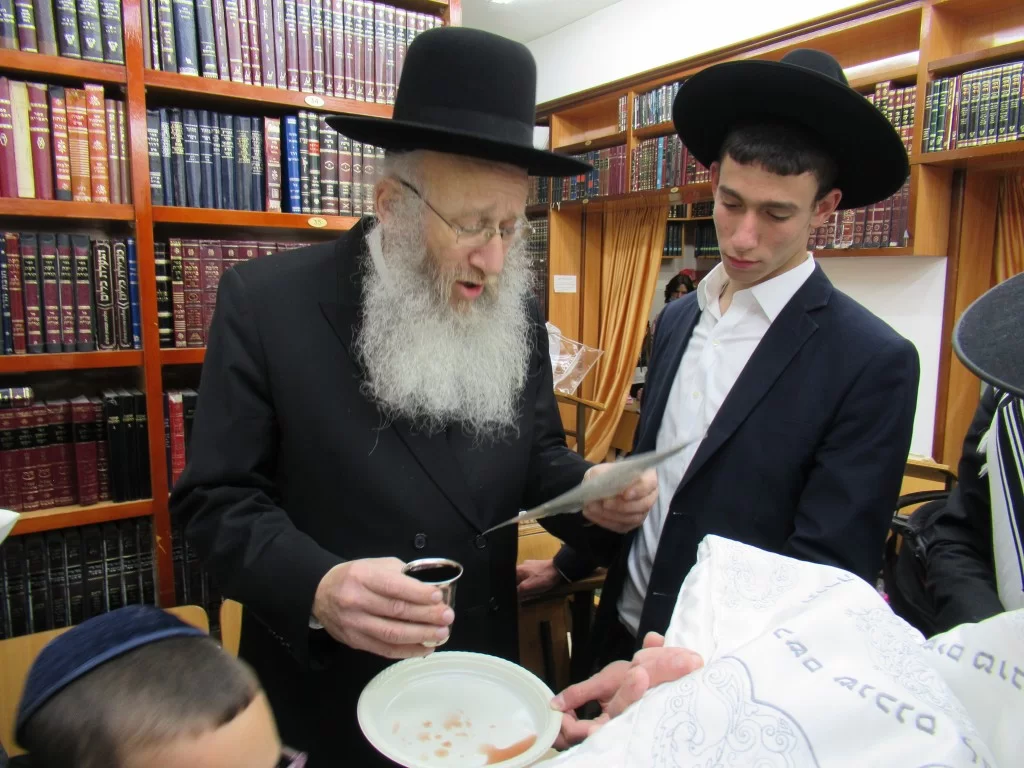 הפוסק הגרי"א דינר: "להפסיק באמצע שמונה עשרה ולרוץ למרחב המוגן"