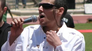 הזמר ישי לוי סיים להניח תפילין ואז נחתה רקטה בחצר הבית