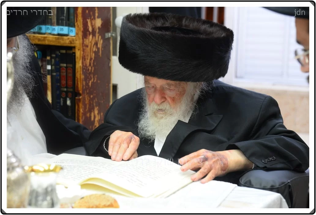 צפו: עם שטריימל לראשו: מרן שר התורה הגר"ח קנייבסקי במוצאי מתן תורה