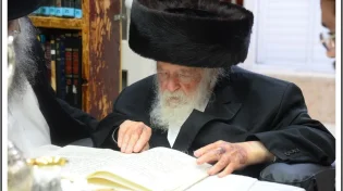 צפו: עם שטריימל לראשו: מרן שר התורה הגר"ח קנייבסקי במוצאי מתן תורה