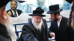 הרב סירב ללחוץ יד לאישה וכונה פרימיטיבי. איך הגיב הרב?