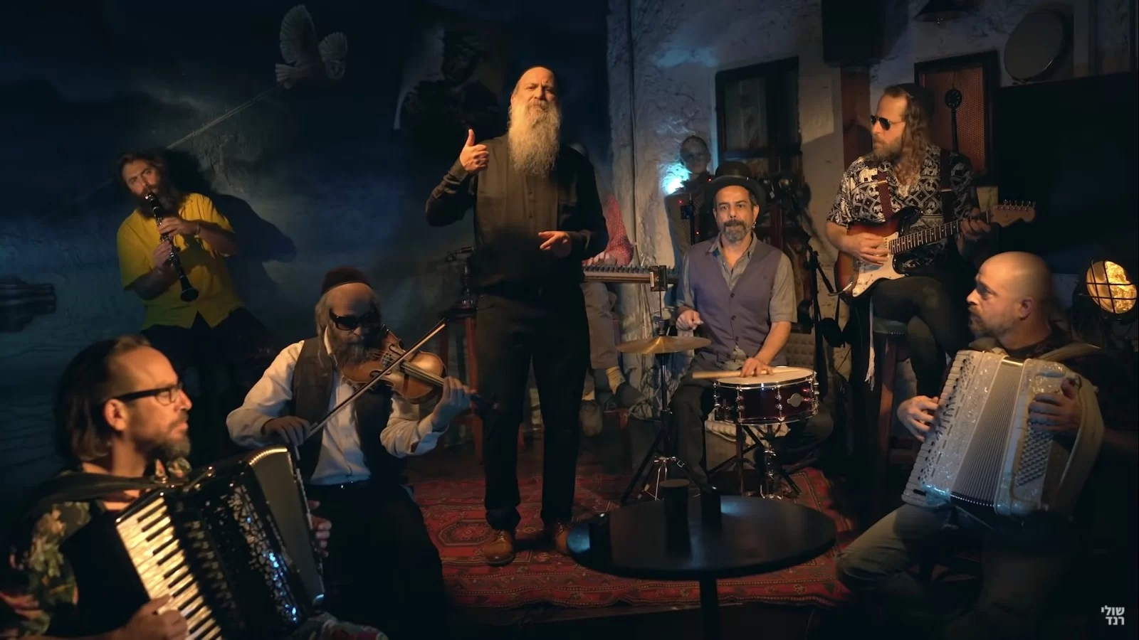 שולי רנד בשיר חדש על העיקר לטפל בעולם