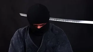 אפילו חרב חדה מונחת על צוארו של אדם