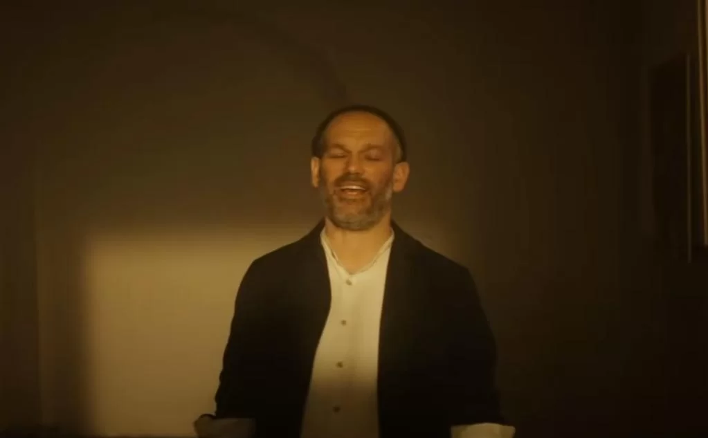 "לשקוט ארבעים שנה": יונתן רזאל בחידוש לשיר הנוסטלגי