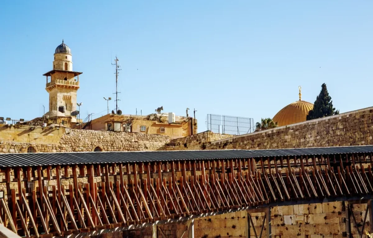 מומחים מזהירים: הגשר המשמש לעלייה להר הבית עומד לקרוס