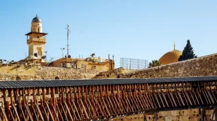 מומחים מזהירים: הגשר המשמש לעלייה להר הבית עומד לקרוס
