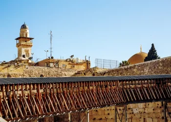 מומחים מזהירים: הגשר המשמש לעלייה להר הבית עומד לקרוס