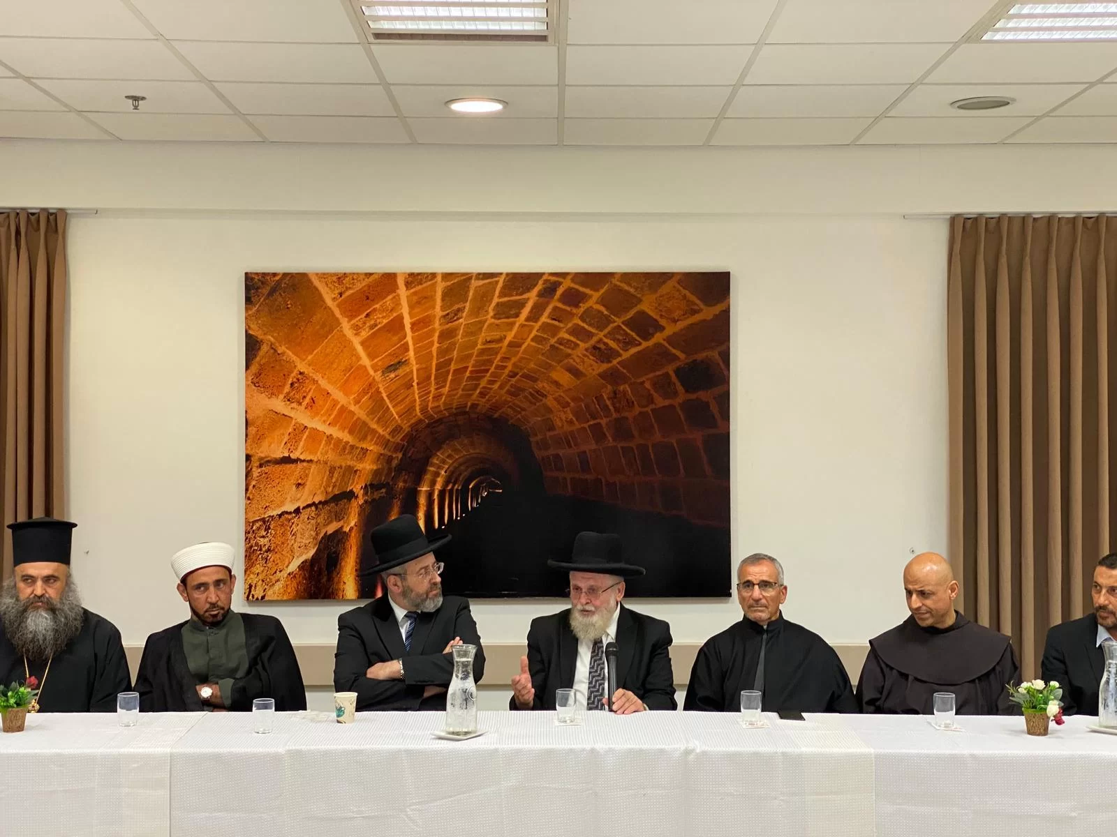 הרב הראשי במפגש עם מנהיגי הדתות בעיר עכו: ״נחצו קווים אדומים"