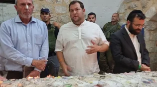 לרגל ההילולה של יוסף הצדיק, ולציון יום פטירתו - למעלה מ-3,000 איש ביקרו הלילה בקבר יוסף