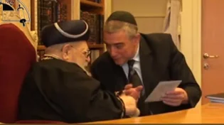וְהָלַךְ לְפָנֶיךָ צִדְקֶךָ: מרן הרב עובדיה בפגישה מרגשת על פועלו של יו"ר אפרת, רבי אליהו יוסף שוסהיים זצ"ל