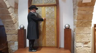 המקובל הרב יצחק בצרי ביקר בבית הכנסת העתיק: "בית אלוקים קדושה נוראה מרגש ביותר"