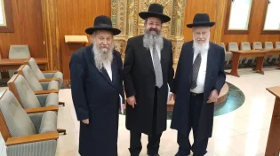 האחים הקדושים והצדיקים בתמונה נדירה לרגל הוצאת הספר החדש