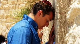הילולת הרבי מלובביץ&rsquo;: "לא מסתכלים על איזה כיפה השני לובש"