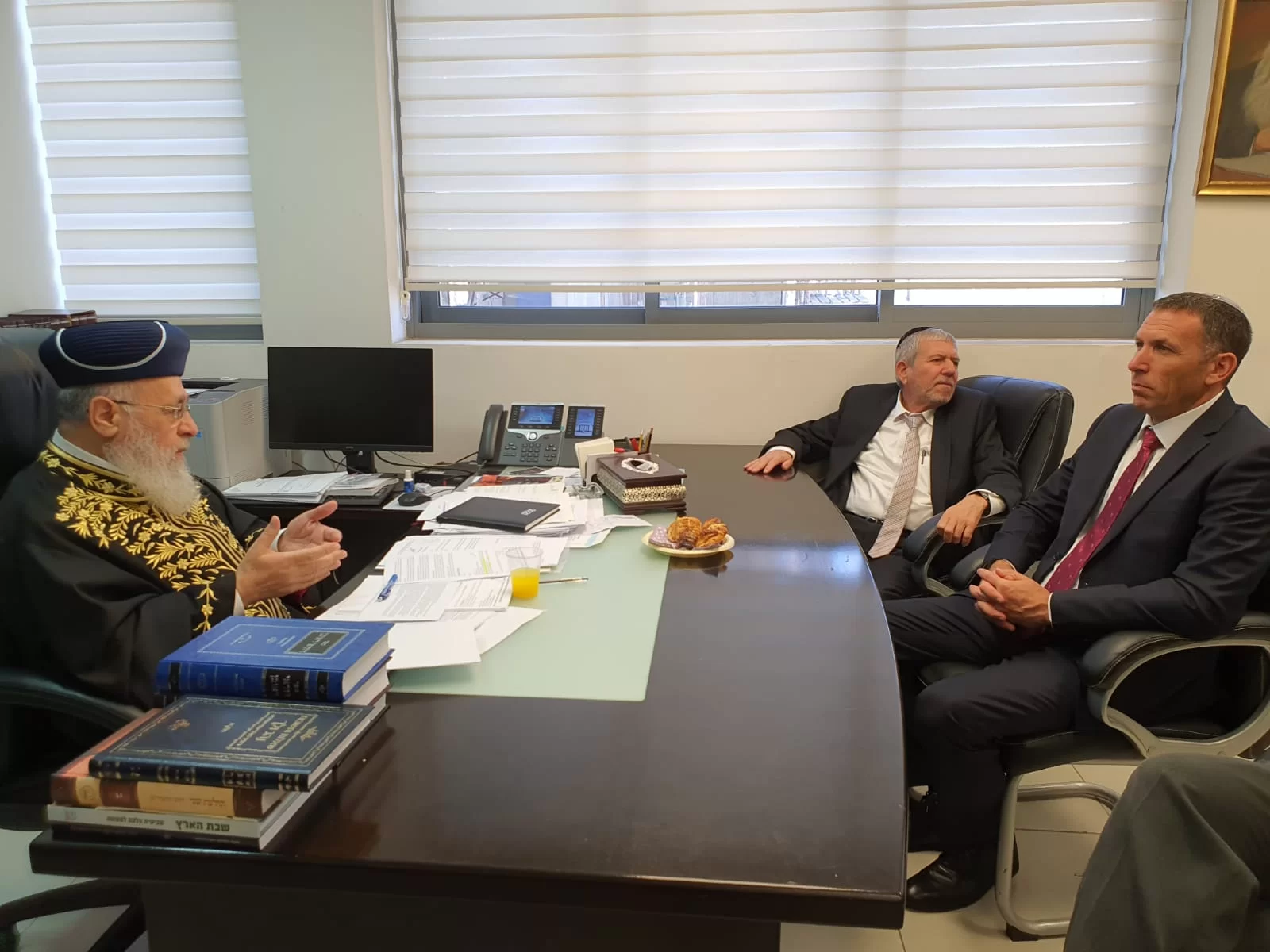 שר הדתות הנכנס מתן כהנא נפגש עם הרבנים הראשיים לישראל