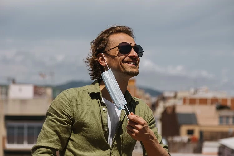 החל מהבוקר ולאחר למעלה משנה - יוסרו המסכות גם בחללים סגורים