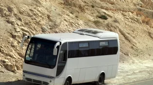 סיפור חמור: הגויה של שבת שהסיעה יהודים התגלתה כמיסיונרית