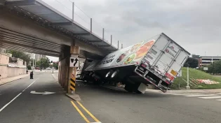 נהג המשאית נתקע מתחת לגשר וגילה את סוד ההצלחה בחיים