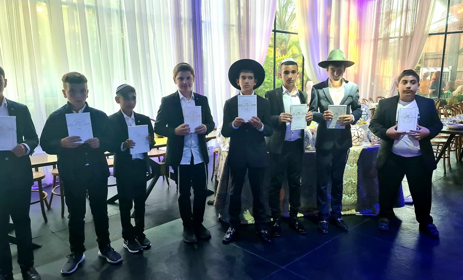 ילדי הבר מצווה קיבלו על עצמם את ספר דברים