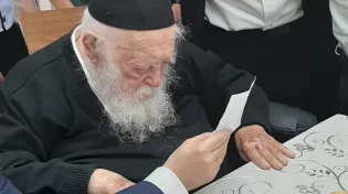 צפו: מרן שר התורה בירך את פצוע הפיגוע מישיבת איתמר