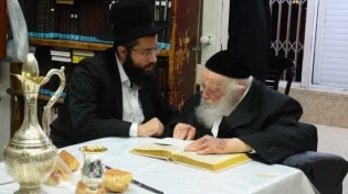מדהים: מה מרן שר התורה הגר"ח קנייבסקי עושה בשעת השינה?