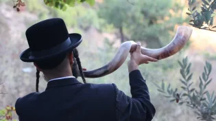 הרב רוסתמי: "צריך להוציא את האנשים משם לפני שתבוא הגאולה"