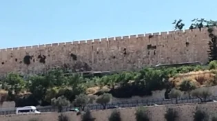 הרב בצרי מתרגש: "רואים את שם הויה כתוב על האבנים הקדושות!"