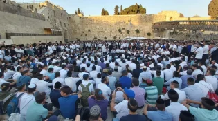 צפו: אלפים פקדו את רחבת הכותל המערבי בצאת הצום
