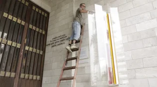 צפו: המזוזה הכי גדולה בעולם נקבעה בירושלים