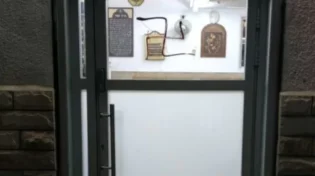 זעזוע בבני ברק: צלבי קרס רוססו בבית כנסת: "השתוללות בריונית"
