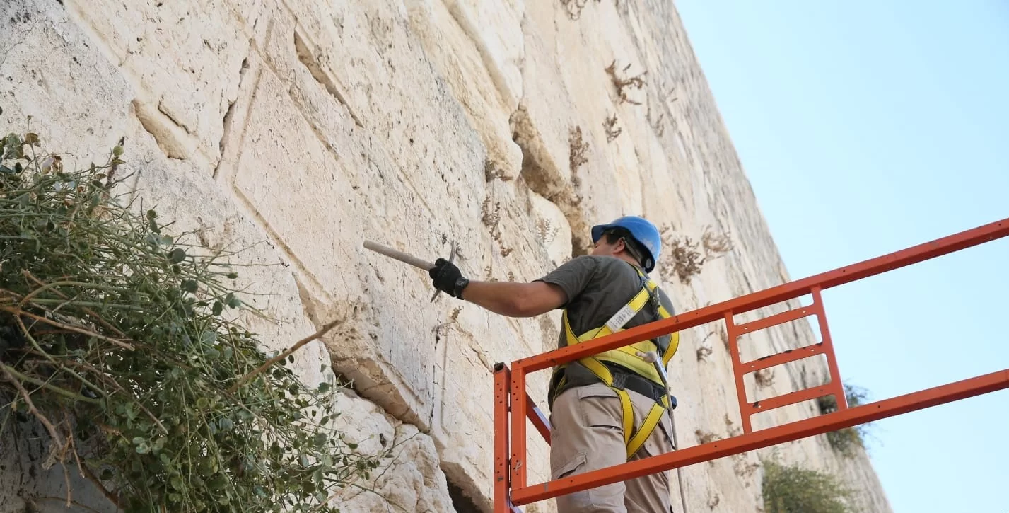 לקראת החגים: הבוקר בכותל המערבי: בדיקת תקינות אבני הכותל 